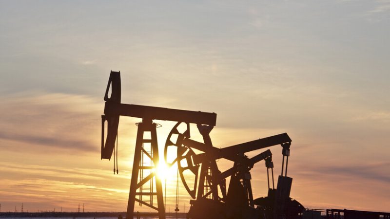 صعود النفط وسط تقييم الأسواق لمفاوضات أوكرانيا وترقب بيانات المخزونات الأمريكية