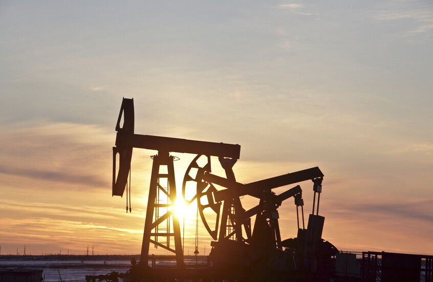 صعود النفط وسط تقييم الأسواق لمفاوضات أوكرانيا وترقب بيانات المخزونات الأمريكية