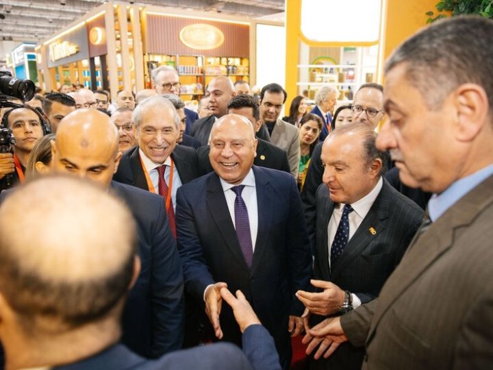 وزير مصري يعرض على مواطن سوري الجنسية ويمازحه