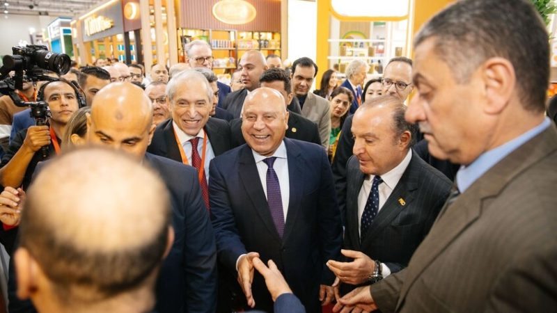 وزير مصري يعرض على مواطن سوري الجنسية ويمازحه