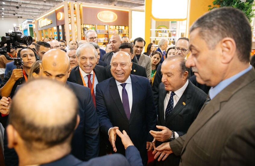 وزير مصري يعرض على مواطن سوري الجنسية ويمازحه