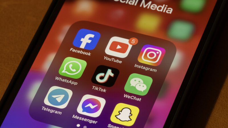 السلطات الأمريكية تطلب من السياح كلمات سر حساباتهم على وسائل التواصل الاجتماعي