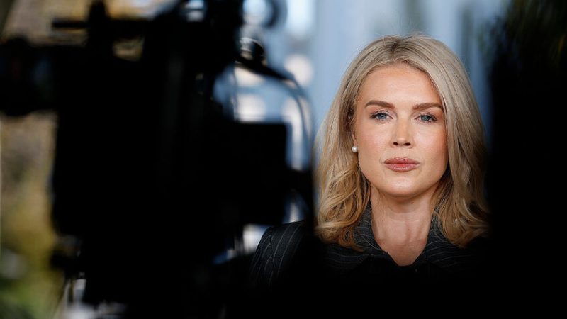 ترامب يتغزل بشفتي المتحدثة باسم البيت الأبيض (فيديو)