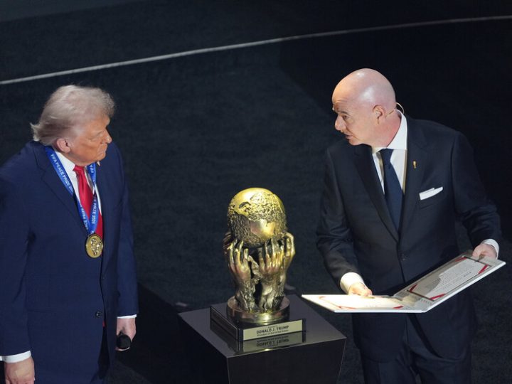 منح ترامب “جائزة فيفا للسلام” يثير اتهامات ضد إنفانتينو