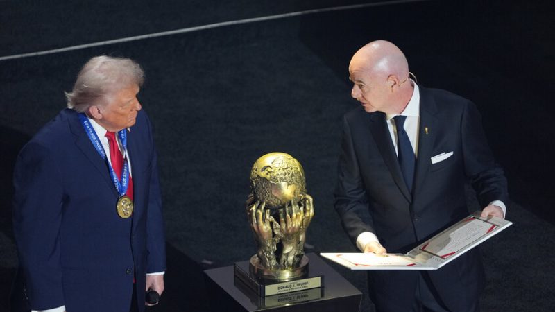 منح ترامب “جائزة فيفا للسلام” يثير اتهامات ضد إنفانتينو