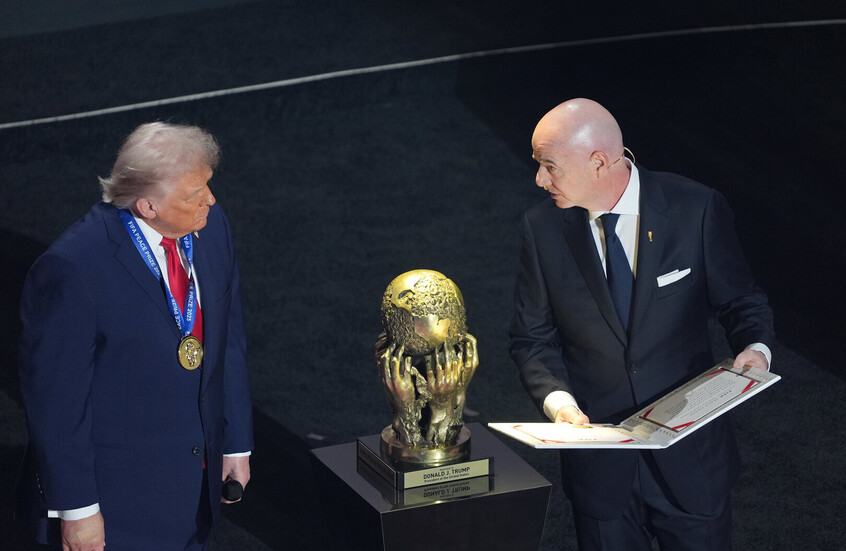 منح ترامب “جائزة فيفا للسلام” يثير اتهامات ضد إنفانتينو