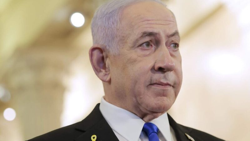 الصورة الأكثر تداولا في إيران.. “نتنياهو” يقف في طابور أمام مخبز في طهران!