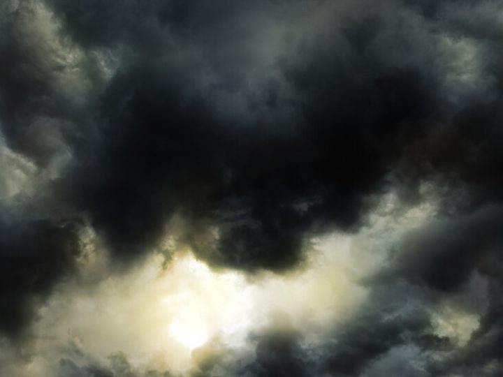 هل تحققت تنبؤات نوستراداموس وبابا فانغا لعام 2025؟