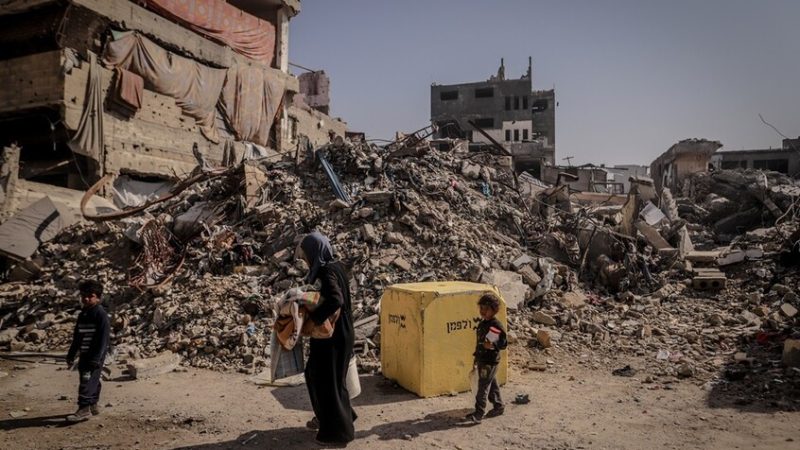 عائلات نازحة تجد نفسها فجأة داخل المنطقة الصفراء  في خان يونس (صور)