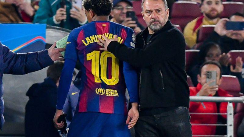 فليك يعلق على رد فعل لامين جمال بعد استبداله أمام فرانكفورت