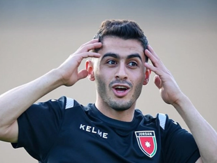 “إلى الأمام”.. نجم منتخب الأردن “شرارة” يقلد المدرب المغربي جمال السلامي بطريقة طريفة (فيديو)