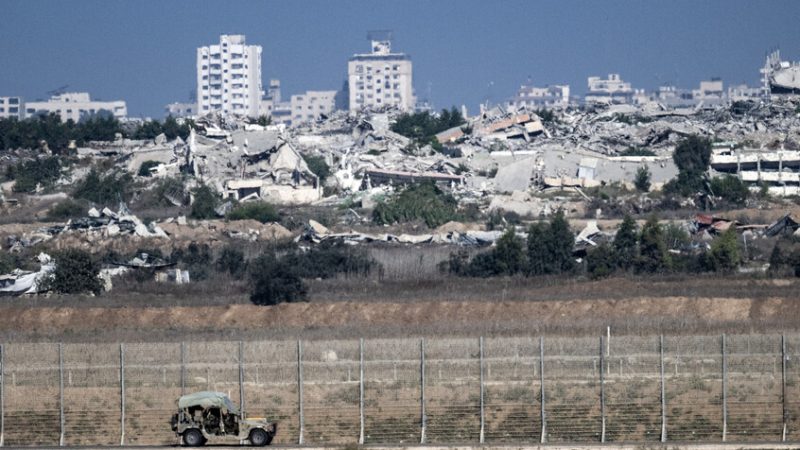 مستوطنون إسرائيليون يعبرون إلى غزة والجيش يصدر بيانا مقتضبا