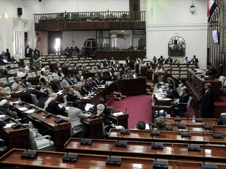البرلمان اليمني يطالب بإلغاء فوري لإجراءات المجلس الانتقالي العسكرية بالمحافظات الشرقية