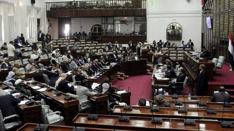 البرلمان اليمني يطالب بإلغاء فوري لإجراءات المجلس الانتقالي العسكرية بالمحافظات الشرقية