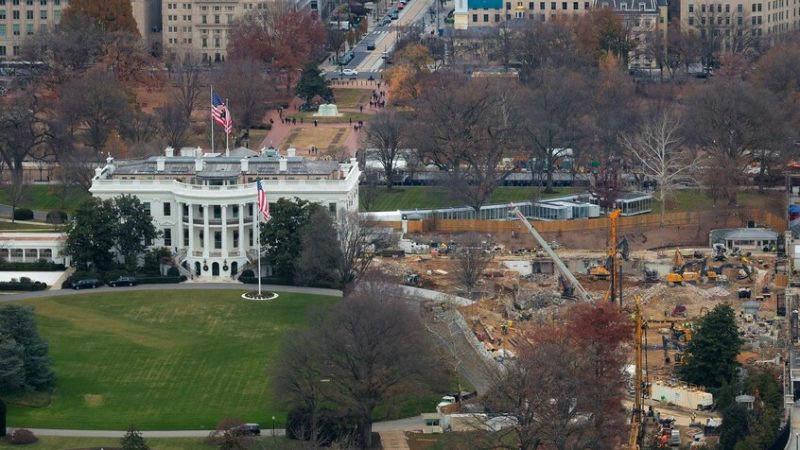 بالصور.. أعمال البناء في قاعة الرقص الفاخرة في البيت الأبيض