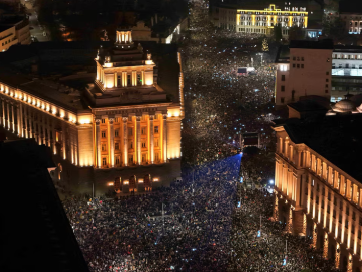 الآلاف يحاصرون البرلمان البلغاري احتجاجا على موازنة 2026 وسياسات الحكومة
