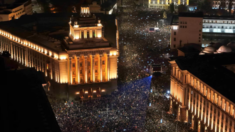 الآلاف يحاصرون البرلمان البلغاري احتجاجا على موازنة 2026 وسياسات الحكومة