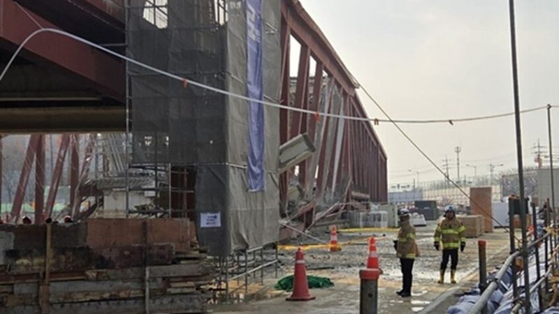 انهيار هيكل معدني في موقع بناء بكوريا الجنوبية (صور)