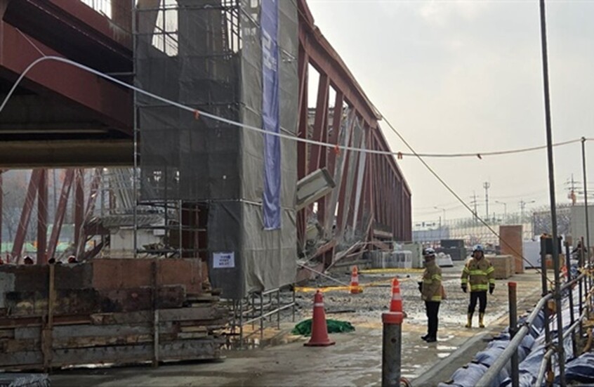 انهيار هيكل معدني في موقع بناء بكوريا الجنوبية (صور)