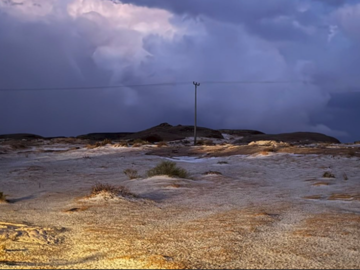 بالفيديو.. سيول جارفة وسيارات عائمة في جدة