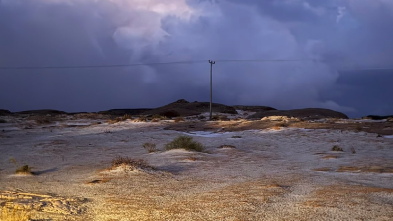 بالفيديو.. سيول جارفة وسيارات عائمة في جدة