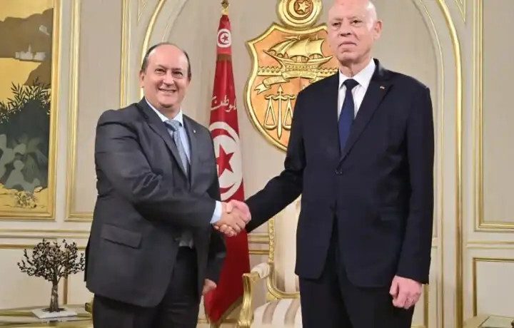 عشية انعقاد اللجنة المشتركة بين البلدين.. قيس سعيّد يستقبل رئيس الحكومة الجزائرية