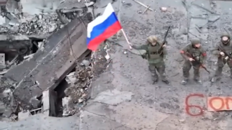 القوات الروسية ترفع العلم الوطني فوق مدينة سيفيرسك المحررة