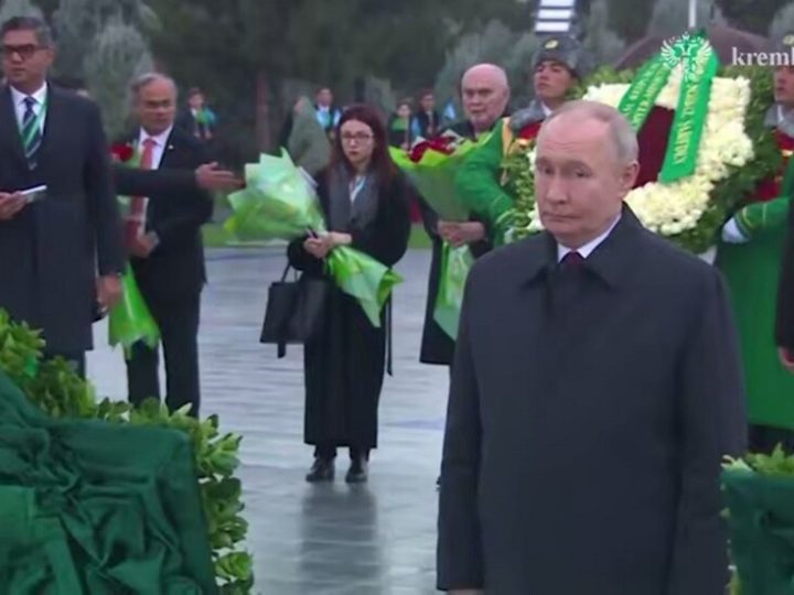 بوتين يضع إكليلا من الزهور على نصب حياد تركمانستان (فيديو)