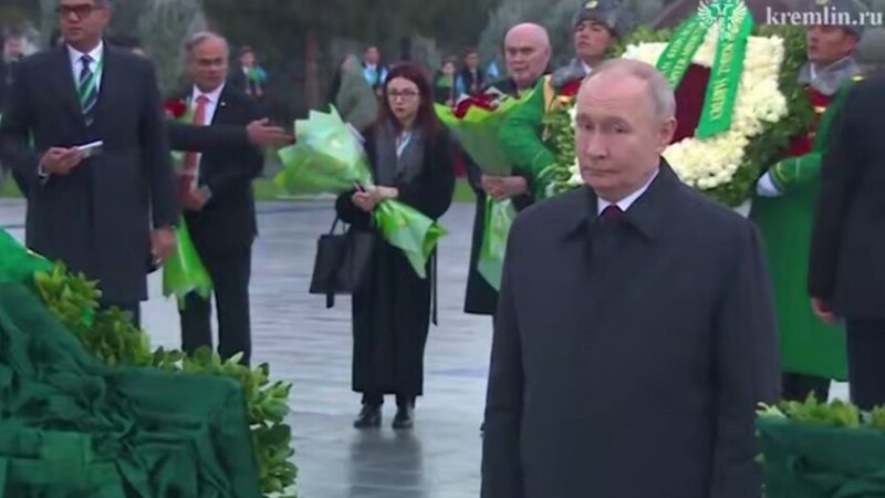 بوتين يضع إكليلا من الزهور على نصب حياد تركمانستان (فيديو)