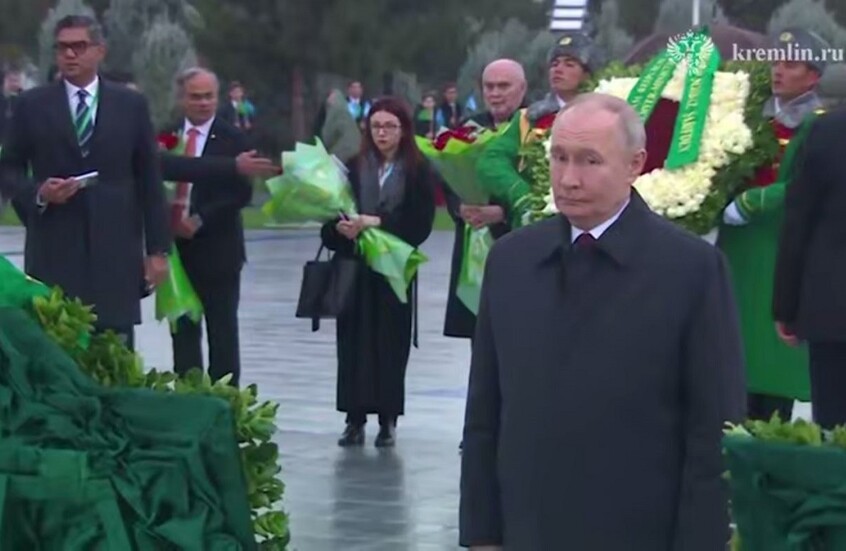بوتين يضع إكليلا من الزهور على نصب حياد تركمانستان (فيديو)