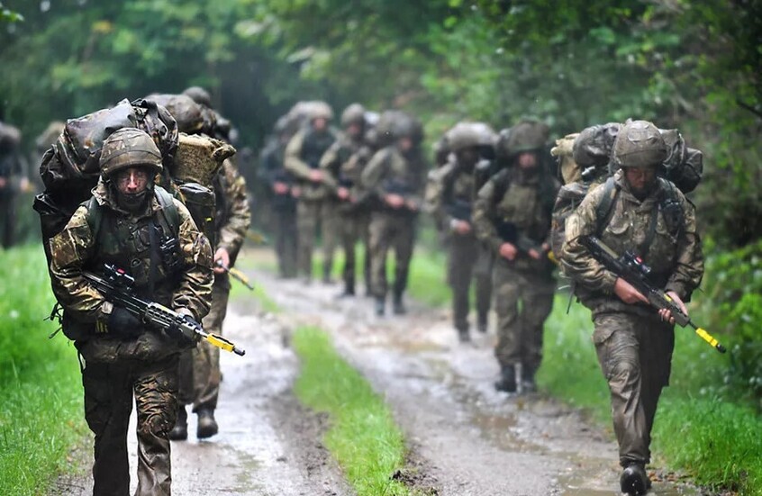 نائب وزير الدفاع البريطاني يعترف بسعي لندن إلى “عسكرة” الرأي العام في البلاد