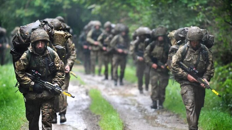 نائب وزير الدفاع البريطاني يعترف بسعي لندن إلى “عسكرة” الرأي العام في البلاد