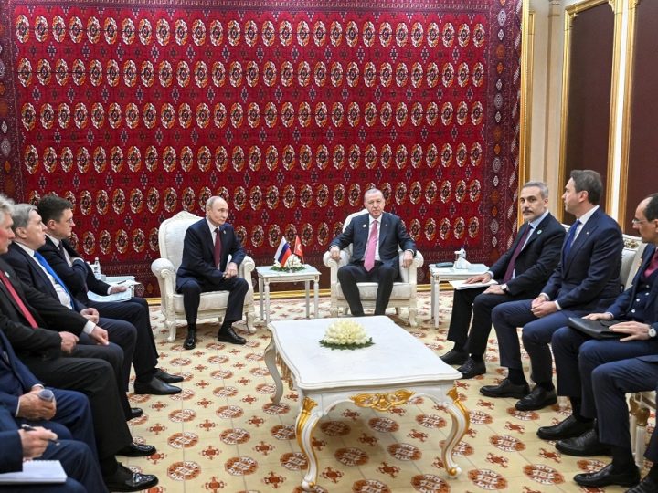 بوتين يعقد اجتماعا مطولا مع أردوغان في عشق آباد.. ورئيس وزراء باكستان ينضم إليهما! (صور)