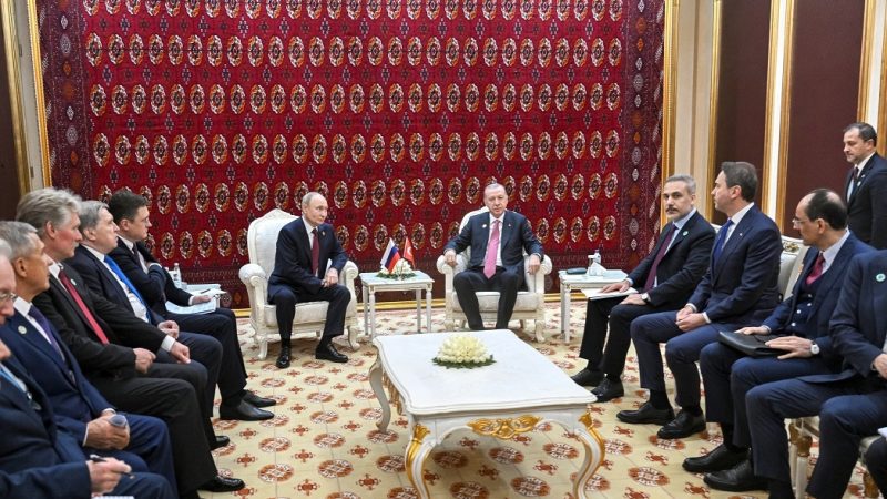 بوتين يعقد اجتماعا مطولا مع أردوغان في عشق آباد.. ورئيس وزراء باكستان ينضم إليهما! (صور)