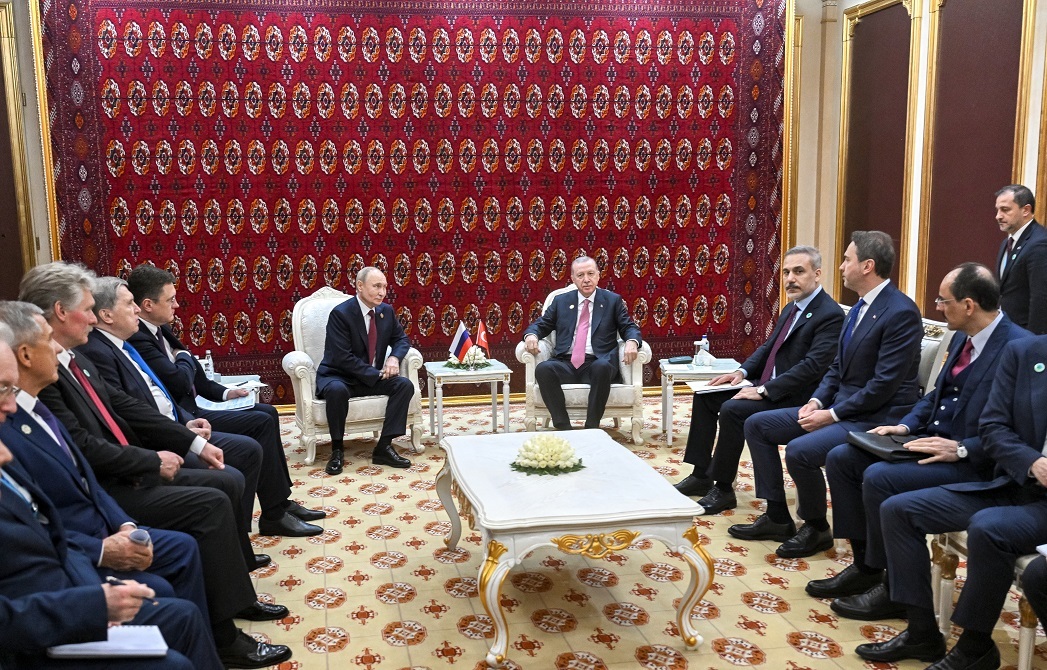 بوتين يعقد اجتماعا مطولا مع أردوغان في عشق آباد.. ورئيس وزراء باكستان ينضم إليهما! (صور)