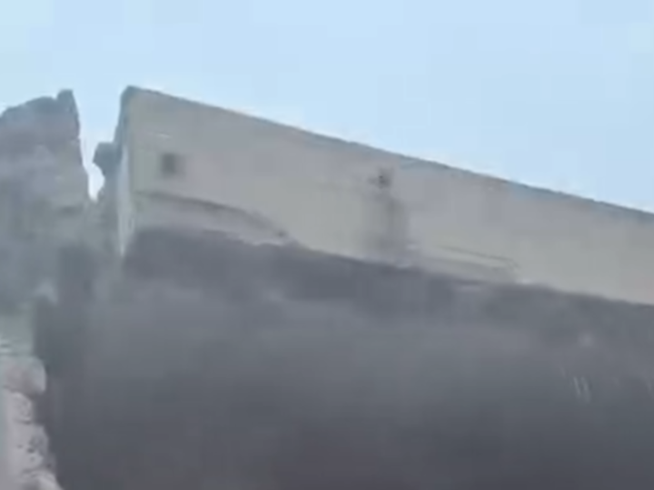 قصفه إسرائيل سابقا.. انهيار أحد أبواب المسجد العمري الكبير في مدينة غزة بفعل الأمطار (فيديو)