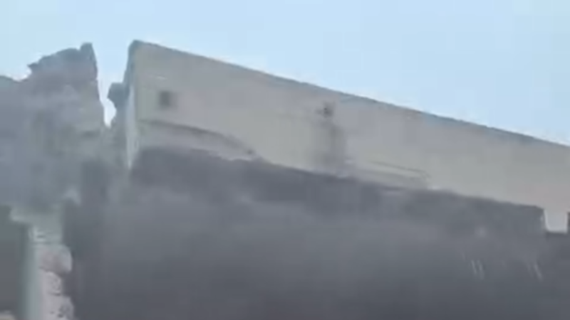 قصفه إسرائيل سابقا.. انهيار أحد أبواب المسجد العمري الكبير في مدينة غزة بفعل الأمطار (فيديو)