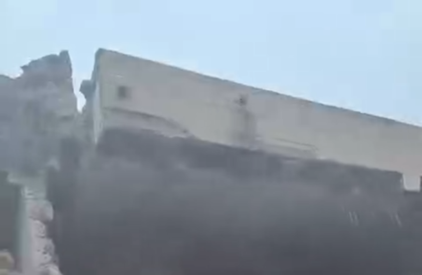 قصفه إسرائيل سابقا.. انهيار أحد أبواب المسجد العمري الكبير في مدينة غزة بفعل الأمطار (فيديو)