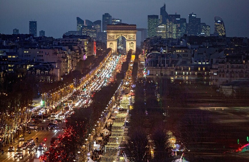 نشطاء منظمة “غرينبيس” يسكبون الطلاء حول قوس النصر في باريس