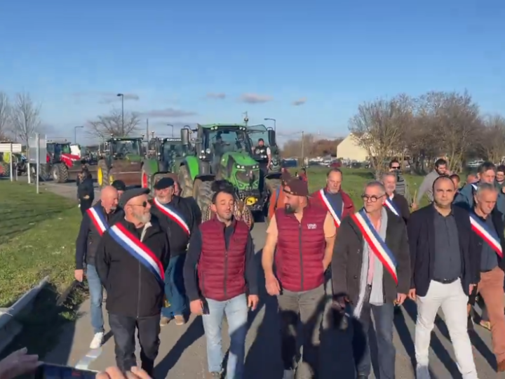 بـ 80 جرارا.. مزارعون فرنسيون مضربون يغلقون طريقا سريعا جنوب غرب البلاد (صور + فيديو)