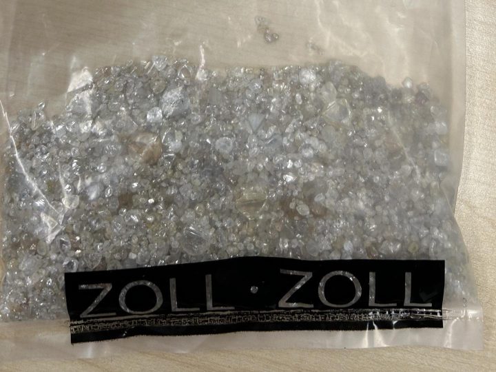 ألمانيا.. مصادرة أكثر من 11 ألف ماسة من أحد المسافرين في مطار فرانكفورت