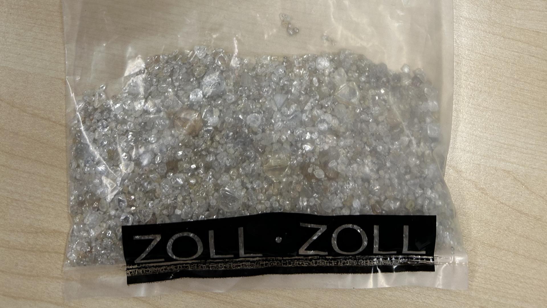 ألمانيا.. مصادرة أكثر من 11 ألف ماسة من أحد المسافرين في مطار فرانكفورت