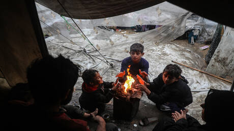 “اليونيسف” تحذر من تفشي الأمراض بين أطفال غزة والدفاع المدني يناشد بإخلاء المنازل المتصدعة