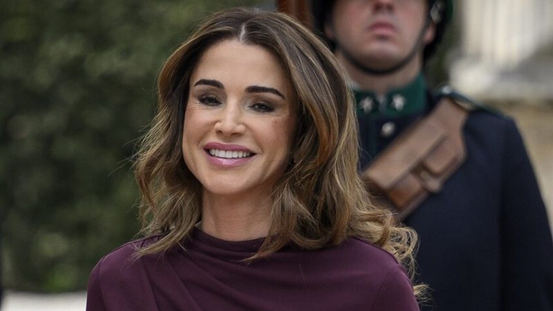 الملكة رانيا تنشر صورة عائلية وتوجه تهنئة