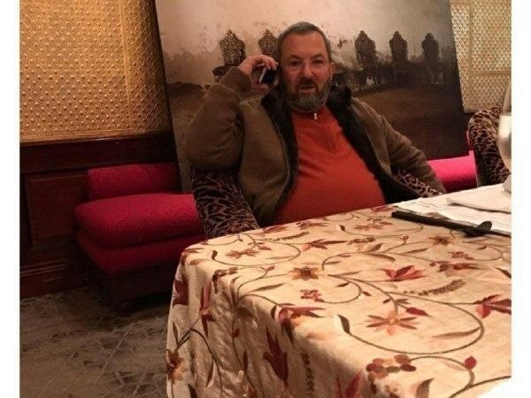 “وثائق إبستين”.. رئيس وزراء إسرائيلي سابق ضمن مجموعة صور نشرها الديمقراطيون في النواب الأمريكي