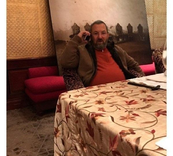 “وثائق إبستين”.. رئيس وزراء إسرائيلي سابق ضمن مجموعة صور نشرها الديمقراطيون في النواب الأمريكي