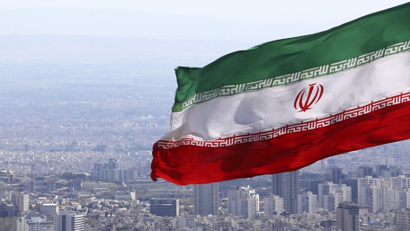 امرأة إيرانية قتلت زوجها تنجو من حبل المشنقة بعد تدخل عشائري