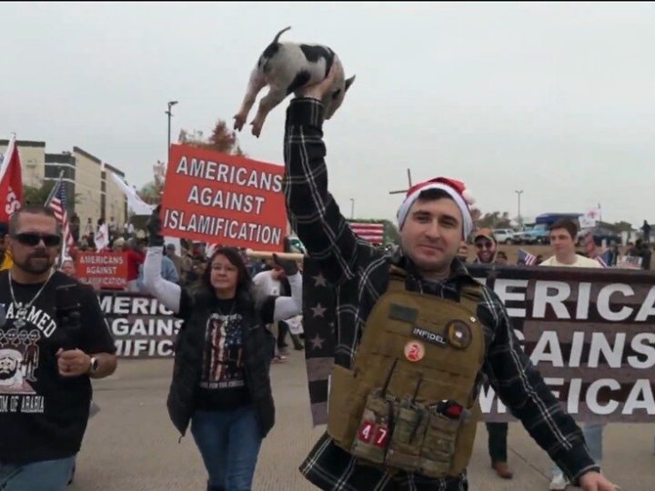 أمريكي يضع نسخة من القرآن الكريم في فم خنزير خلال احتجاج مناهض للإسلام في تكساس (فيديو)