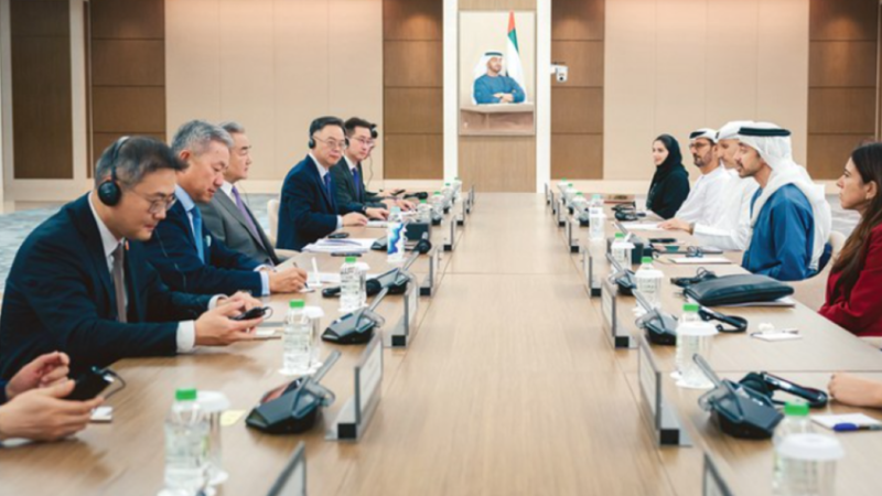 وانغ يي في أبوظبي: تعزيز الشراكة الصينية-الإماراتية نحو آفاق أوسع