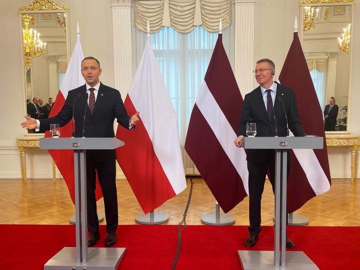 “سيارة متسخة” تفجر فضيحة في بولندا ولاتفيا